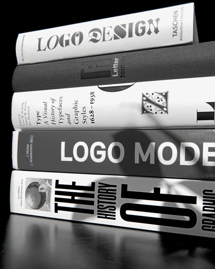 Een stapel boeken die over design en typografie gaan.
